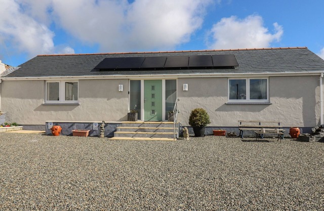 BRYNTEG COTTAGE, family friendly, with a garden in Crymych