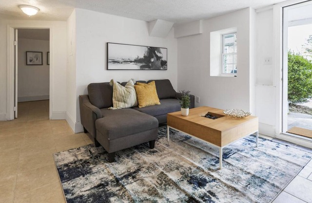 Bsmt Suite near Stadium w/Parking Coffee, BBQ, AC