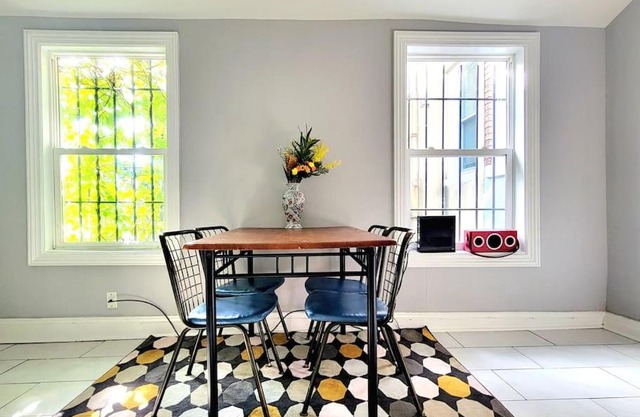 Budget Bed Room near Downtown Inner Harbor w Free Parking