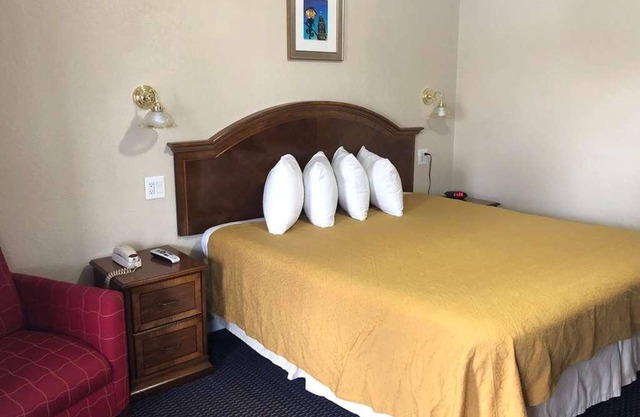 Budget-friendly Accommodation at Knights Inn Harrisonville! Pets Allowed