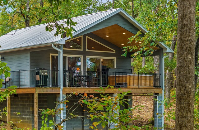 Bud’s Place. Romantic getaway. Hot tub