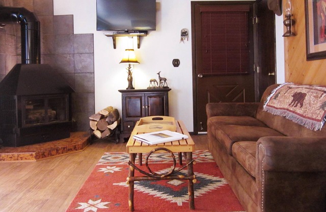 Buffalo Roam Condo * Comforts of Home for 6 * Minutes from Yellowstone