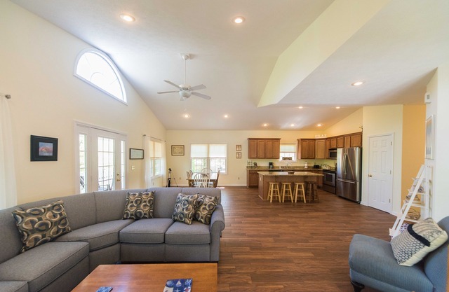 Built in 2007 - 4 BR/3 BA Lakeview in Grand Rivers - The Only City on Both Lakes