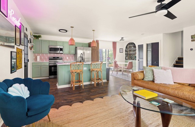 Bull & Blossom Bungalow: Walk to Duke and enjoy Firepit, Yard + Pickleball