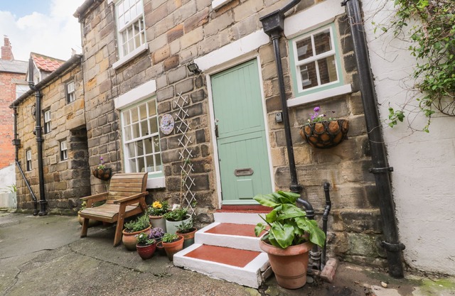 BULMERS COTTAGE, pet friendly, character holiday cottage in Staithes