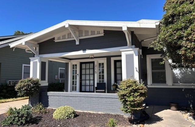 Bungalow 215 - Enchanting Craftsman - 2 B/2 BA - Game Room + Patio