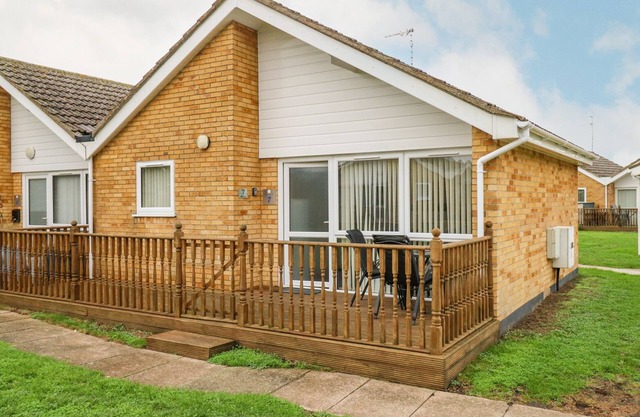 BUNGALOW 7, pet friendly, country holiday cottage in Corton