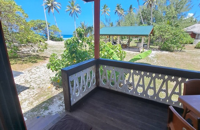 Bungalow Alizé on stilts overlooking the lagoon and ocean