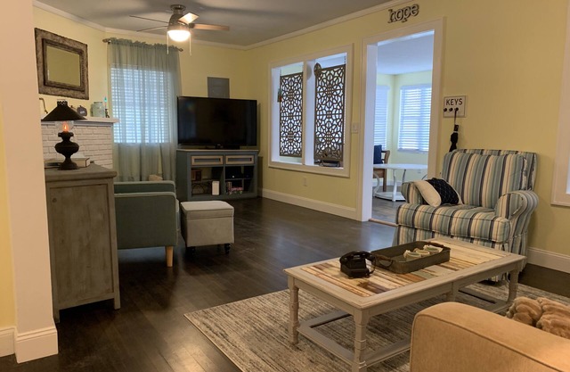 Bungalow close to Lake Dora, Big House, fishing, Mt Dora and downtown Tavares