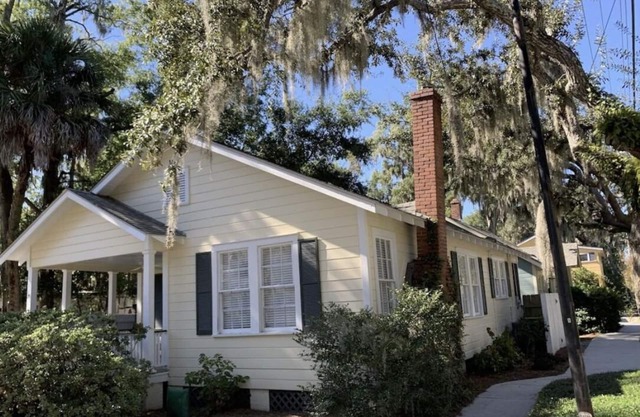 Bungalow in the Historic District-walking distance to downtown & the waterfront!