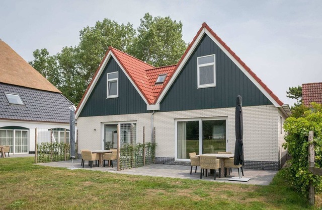 Bungalow on Texel with a spacious terrace