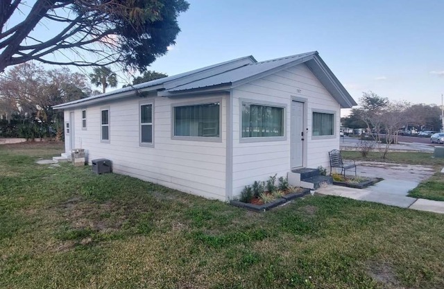 Bungalow overlooking Lake Dora!
