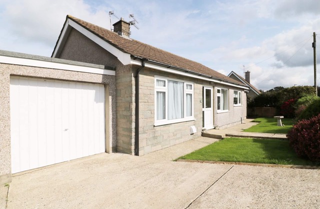 BUNGALOW, pet friendly, country holiday cottage in Fishguard