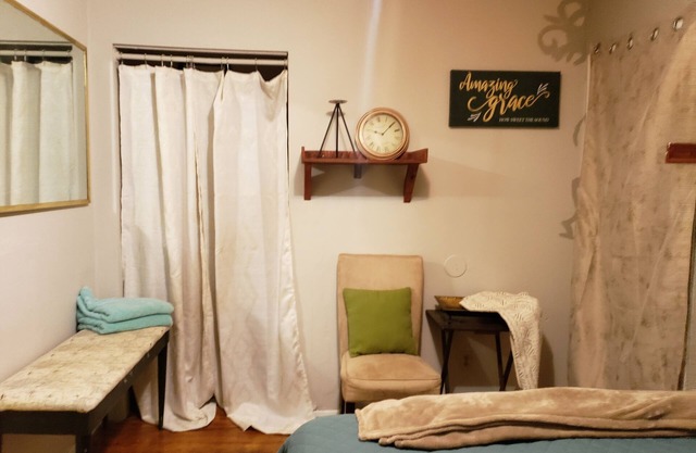 Bungalow Suite Priv 1 Double Bed/1 bath living room free park/Airport 10mins