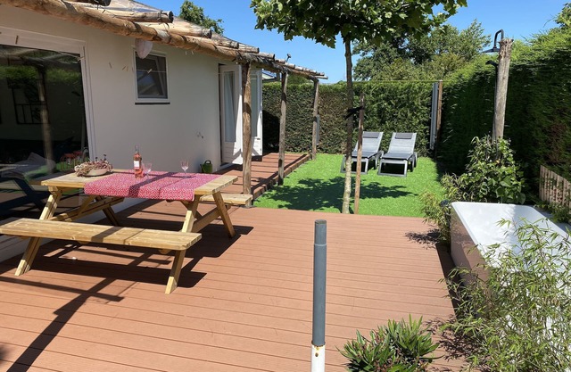 Bungelow "Duinvogel" Beach with bath in the garden