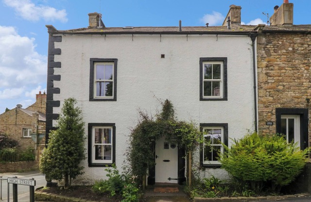 BURTON HOUSE, pet friendly, with open fire in Burton-In-Lonsdale
