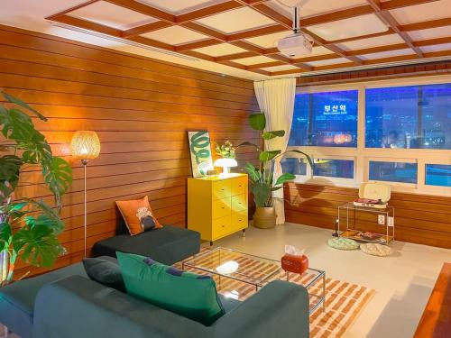 Busan Station KTX 1 minute distance house, emotional interior, large flat, central location