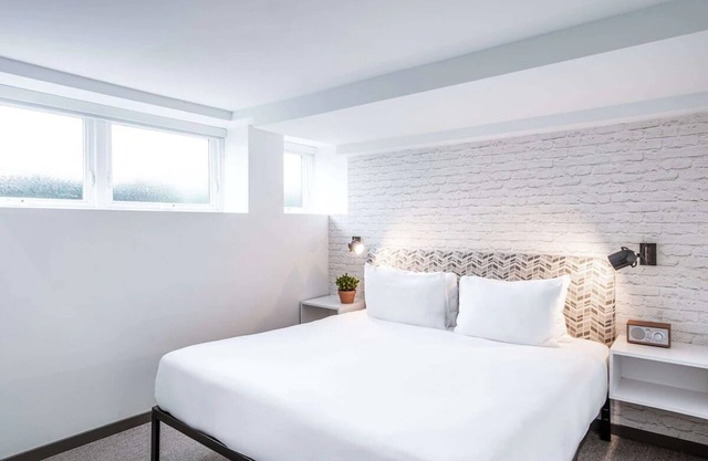 Buzz King, Hotel Hive, Urban Elegance, Terrace Access, Stroll to White House