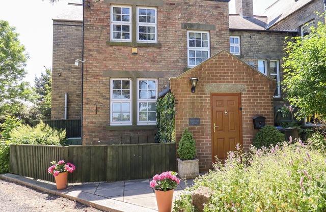 BUZZARDS REST, family friendly, character holiday cottage in Morpeth