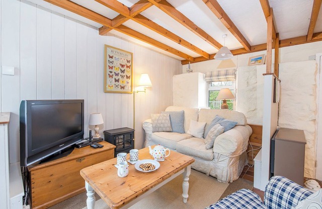 Bwthyn Bach, Holiday Cottage Trefin, Sleeps 2, 1 bedrooms, bathrooms
