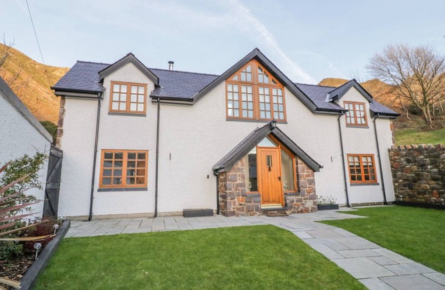 BWTHYN CARREGWEN, pet friendly, with open fire in Dwygyfylchi