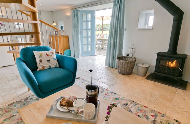Bwthyn Derwen - a coastal that sleeps 4 guests in 2 bedrooms