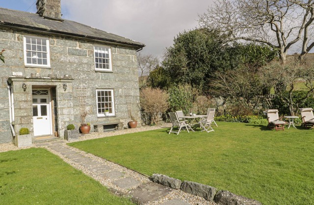 BWTHYN MAWR, family friendly, luxury holiday cottage in Llanfair