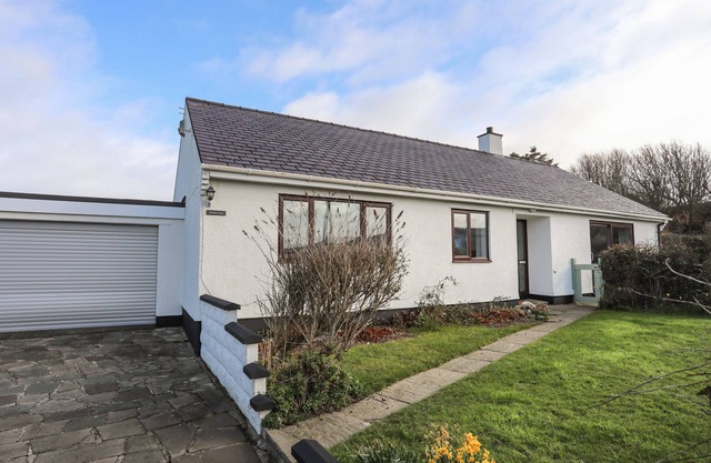 BWTHYN Y BAE, pet friendly, country holiday cottage in Llanfaethlu