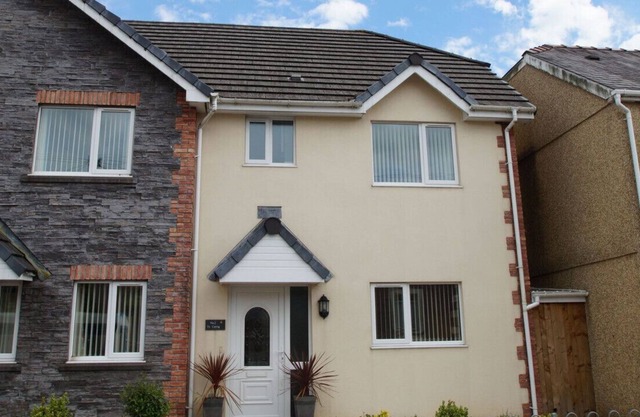 Bwthyn y Gors - Three Bedroom House, Sleeps 5