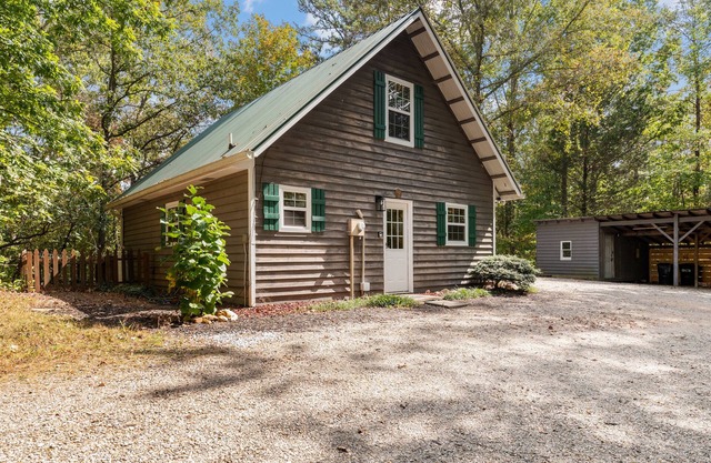 By & By - 2 Bed/1 - Bath with Hot Tub/Dog-Friendly/Dog Pen!