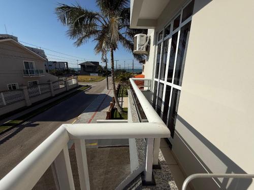 cód 104 - Apartamento aconchegante de 3 quartos á 50m do mar