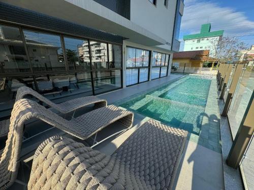 Cód 57 - Apartamento 3 dormitórios NOVO a 180 metros do mar.