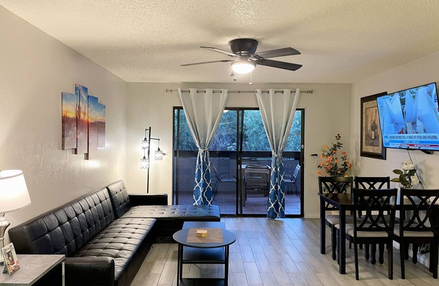 C. Cozy 1B1B Escape Steps from Scottsdale Fun