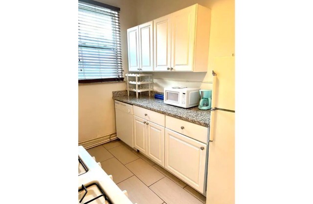 C- spacious one bedroom apartment just 16 minutes walk to Nationwide Arena