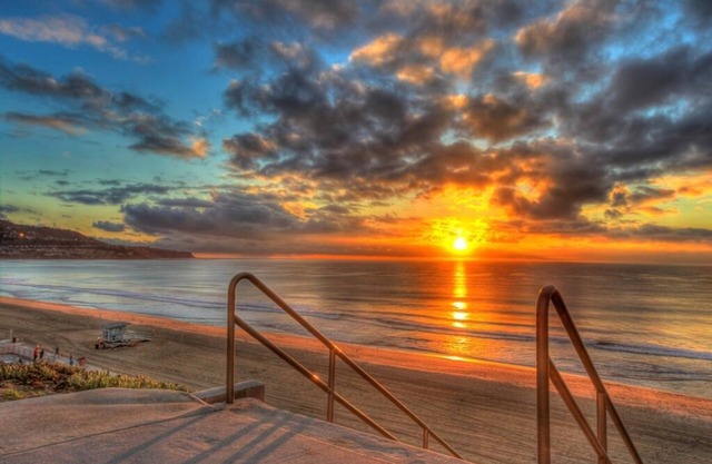 #C Updated 2 bed, 1 block to Beach, Esplanade, Riviera Village shopping!