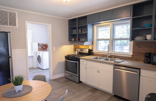 Charming 2-bdrm house with WiFi, outdoor living space , stunning nearby beaches