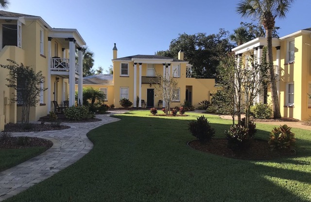 C6, Romantic apartment in city center, Flagler location, near beaches, parking!