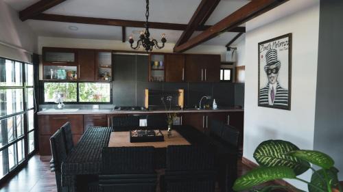 CABAÑA LAGO CALIMA, frente al lago