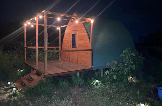 Cabaña romántica frente a las montañas