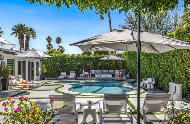 Caballeros Palms - Fantastic Indoor/Outdoor style!