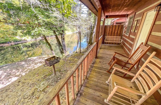 Cabin #1 - Riverfront w/Gas Fireplace and more!