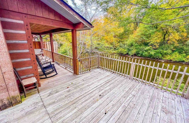 Cabin 4 - Riverfront w/Gas Fireplace!