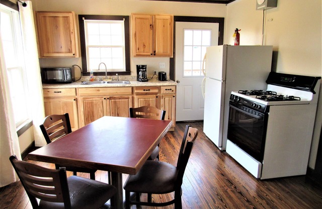 Cabin 5 at Kentucky Lake's Lynnhurst Family Resort