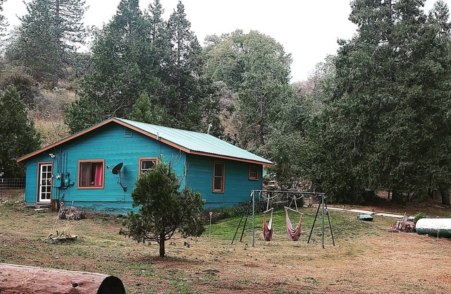 Cabin 8 miles from Kings Canyon entrance gate.