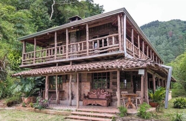 Cabin at the mountain, with chimney. 20 min from the airport and city