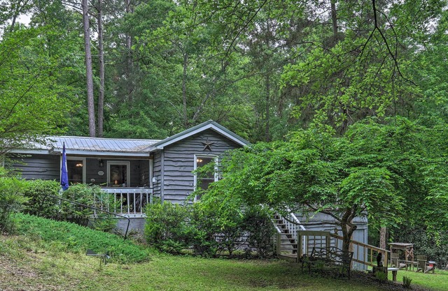 Cabin Escape w/ Richard B Russell Lake Access!