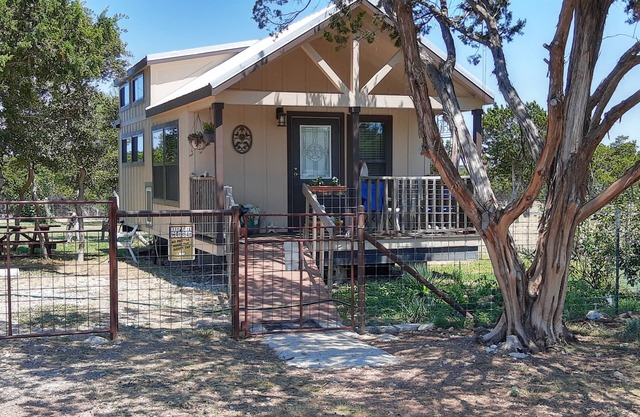 Cabin Farm Stay close to Fredericksburg, TX DOGS WELCOME