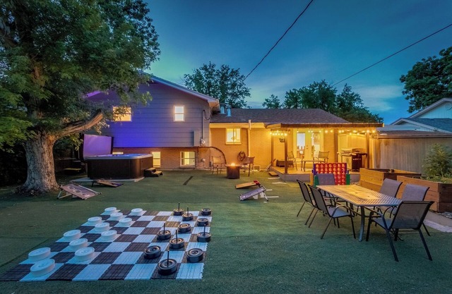 Cabin in the City! Hot Tub, Theater, Game Room!