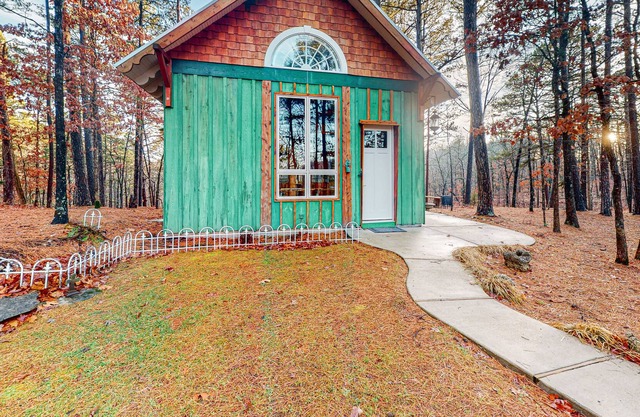 Cabin in the Ozarks with stunning views, private balcony, & washer/dryer
