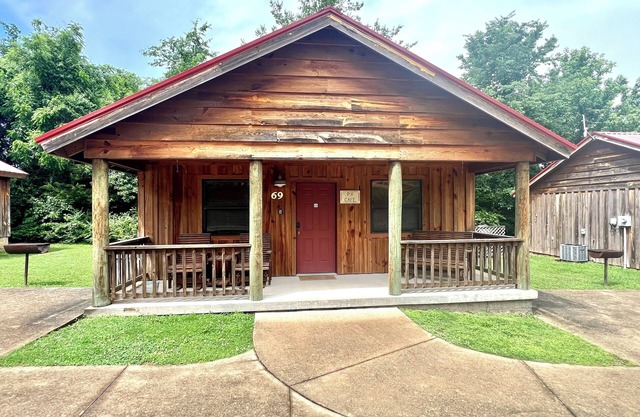 Cabin in town, walking distance to the courthouse square.